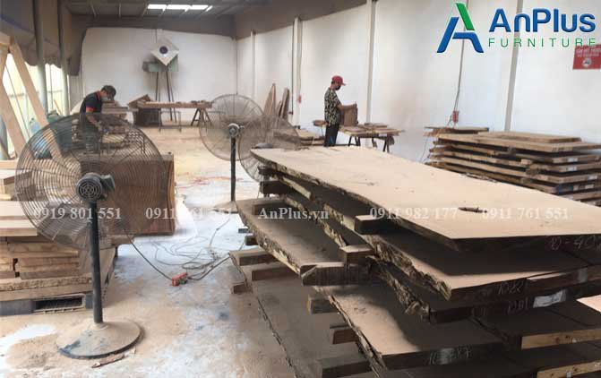 xưởng làm bàn làm việc gỗ nguyên tấm 