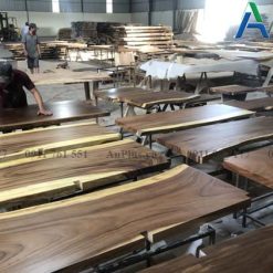 Xưởng sản xuất bàn gỗ nguyên tấm