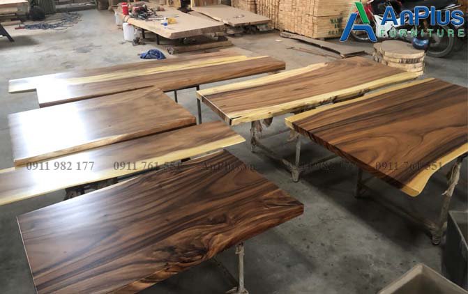 kho xưởng nội thất anplus bàn gỗ nguyên tấm