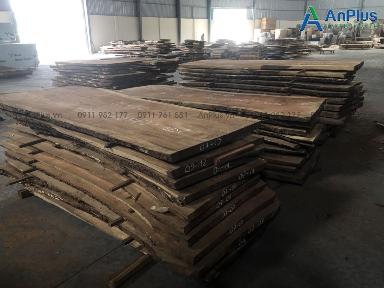 gỗ tụ nhiên nguyên tấm tại kho anplus