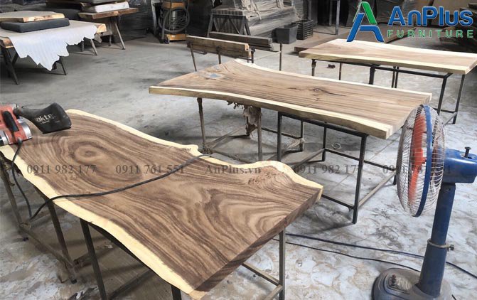 bàn gỗ nguyên tấm làm tại xưởng Anplus