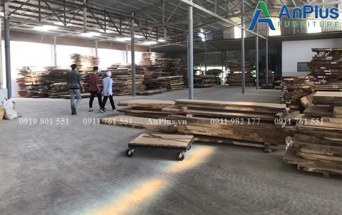 Khách tham quan xưởng bàn gỗ tại Anplus